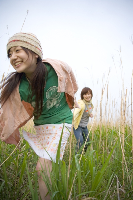 イラスト＆写真のストックフォトwaha（ワーハ）　人物、日本人、女性、若者、友達、10代、20代、2人、屋外、草原、空、青空、走る、上半身　w1-9420bv