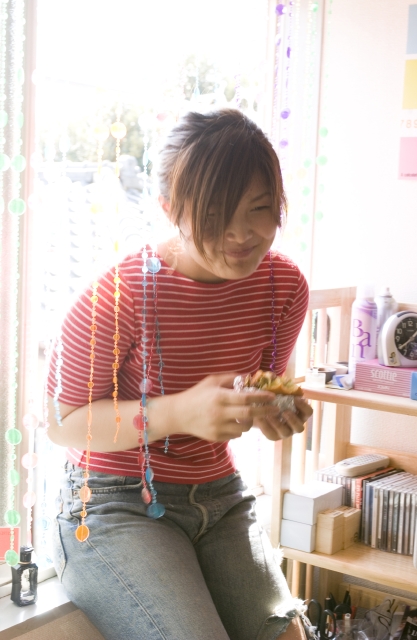 イラスト＆写真のストックフォトwaha（ワーハ）　人物、日本人、女性、若者、10代、20代、1人、屋内、住宅、家、部屋、窓、座る、食べる、食べ物、上半身　w1-9464bv