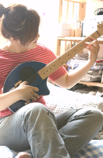 人物 日本人 女性 若者 10代 代 1人 屋内 住宅 家 部屋 座る 趣味 音楽 楽器 ギター フォト作品紹介 イラスト 写真のストックフォトwaha ワーハ カンプデータは無料