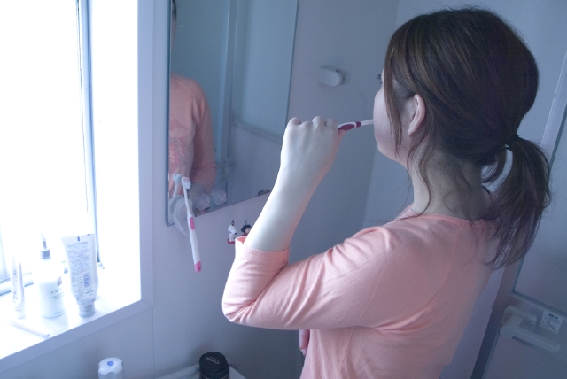 人物 日本人 女性 若者 10代 代 1人 屋内 住宅 家 部屋 洗面所 歯磨き 歯ブラシ 鏡 上半身 ハイアングル フォト作品紹介 イラスト 写真のストックフォトwaha ワーハ カンプデータは無料