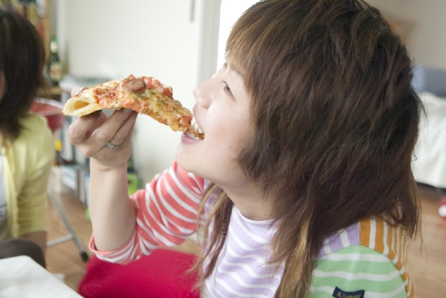 人物 日本人 女性 若者 10代 代 1人 屋内 住宅 家 部屋 食事 昼食 食べる 食べ物 ピザ 横顔 顔 アップ フォト作品紹介 イラスト 写真のストックフォトwaha ワーハ カンプデータは無料