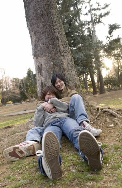 イラスト＆写真のストックフォトwaha（ワーハ）　人物、日本人、男性、女性、若者、カップル、10代、20代、2人、屋外、公園、抱く、座る、木、足、アップ、正面、全身　w1-9566bv