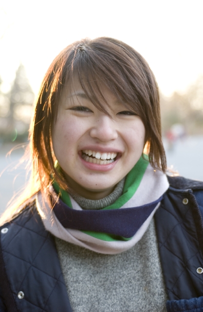 イラスト＆写真のストックフォトwaha（ワーハ）　人物、日本人、女性、若者、10代、20代、1人、屋外、笑顔、顔、アップ、ポートレート、笑顔、笑い、笑う、スマイル　w1-9571bv