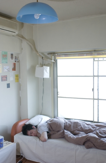 イラスト＆写真のストックフォトwaha（ワーハ）　人物、日本人、若者、男性、20代、1人、屋内、住宅、部屋、眠る、寝る、睡眠、眠る、ねる、ねむる　w1-9580bv