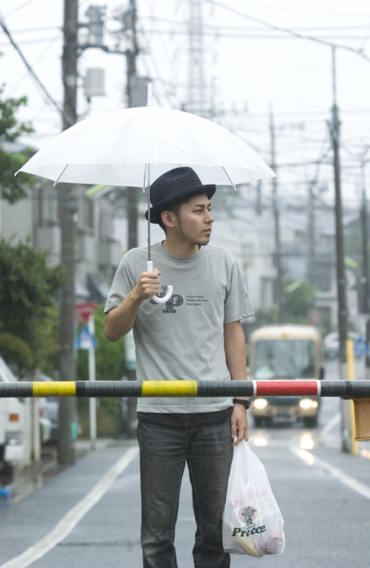 イラスト＆写真のストックフォトwaha（ワーハ）　人物、日本人、若者、男性、20代、1人、屋外、雨、ショッピング　w1-9693bv