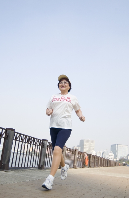 イラスト＆写真のストックフォトwaha（ワーハ）　人物、日本人、シニア、女性、1人、屋外、運動、ジョギング、走る、健康、全身、ローアングル、ランニング、マラソン　w1-9784bv
