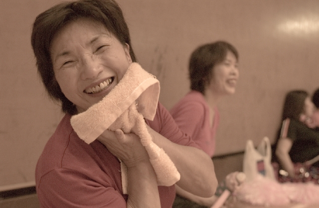 イラスト＆写真のストックフォトwaha（ワーハ）　人物、日本人、中高年、女性、1人、屋内、笑顔、笑い、笑う、スマイル、タオル、汗、休憩、運動　w1-9816bv