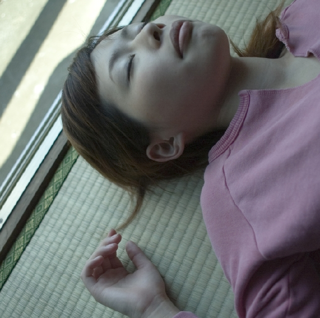 イラスト＆写真のストックフォトwaha（ワーハ）　人物、日本人、若者、女性、20代、1人、屋内、住宅、寝る、顔、寝る、睡眠、眠る、ねる、ねむる、畳、たたみ　w1-9942bv