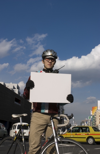 イラスト＆写真のストックフォトwaha（ワーハ）　人物、日本人、男性、20代、職業、メッセンジャー、1人、街、自転車、メッセージボード、正面、街、街並み、街並、仕事　w2-0212bv