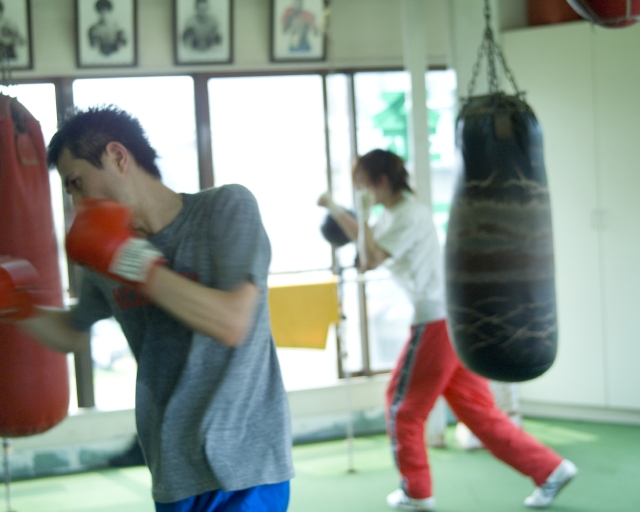 イラスト＆写真のストックフォトwaha（ワーハ）　人物、日本人、男性、20代、1人、屋内、運動、トレーニング、ボクシング　w2-0370bv