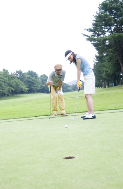 イラスト＆写真のストックフォトwaha（ワーハ）　人物、日本人、夫婦、30代、2人、屋外、スポーツ、ゴルフ、運動　w2-0527bv