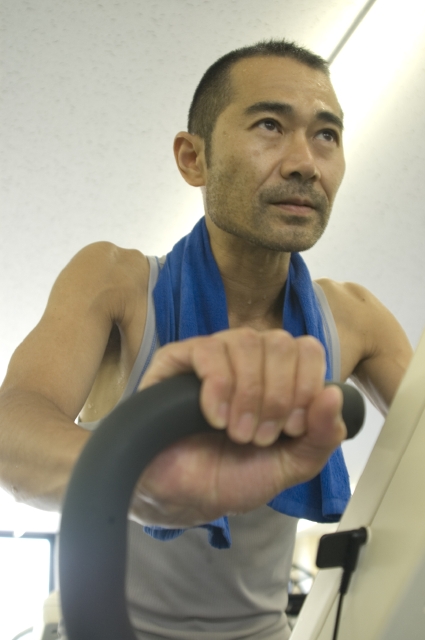 イラスト＆写真のストックフォトwaha（ワーハ）　人物、日本人、男性、40代、1人、屋内、ジム、運動、トレーニング　w2-0659bv