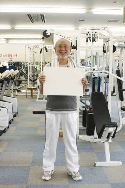イラスト＆写真のストックフォトwaha（ワーハ）　人物、日本人、男性、シニア、1人、屋内、ジム、運動、トレーニング、メッセージボード、全身　w2-0715bv