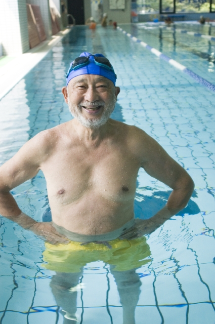 イラスト＆写真のストックフォトwaha（ワーハ）　人物、日本人、男性、シニア、1人、屋内、ジム、プール、上半身、笑顔、笑い、笑う、スマイル、運動、水泳、スイミング、泳ぐ、泳ぎ、およぐ、およぎ　w2-0742bv