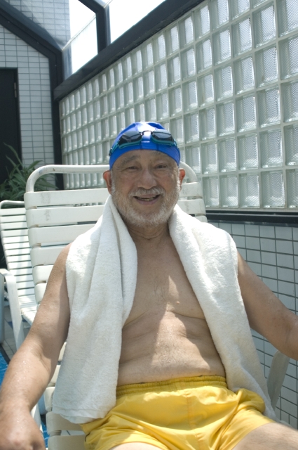イラスト＆写真のストックフォトwaha（ワーハ）　人物、日本人、男性、シニア、1人、屋内、ジム、プール、上半身、運動、水泳、スイミング、泳ぐ、泳ぎ、およぐ、およぎ　w2-0748bv