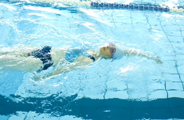 イラスト＆写真のストックフォトwaha（ワーハ）　人物、日本人、女性、40代、1人、屋内、ジム、プール、水泳、運動、水泳、スイミング、泳ぐ、泳ぎ、およぐ、およぎ　w2-0770bv