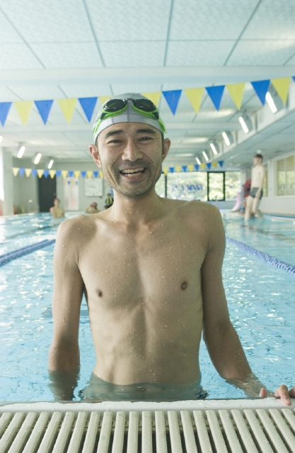 イラスト＆写真のストックフォトwaha（ワーハ）　人物、日本人、男性、40代、1人、屋内、ジム、プール、水泳、上半身、運動、水泳、スイミング、泳ぐ、泳ぎ、およぐ、およぎ　w2-0773bv