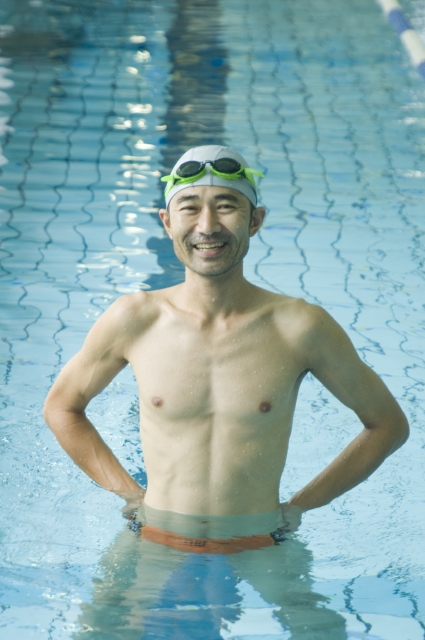 イラスト＆写真のストックフォトwaha（ワーハ）　人物、日本人、男性、40代、1人、屋内、ジム、プール、水泳、笑顔、上半身、笑顔、笑い、笑う、スマイル、運動、水泳、スイミング、泳ぐ、泳ぎ、およぐ、およぎ　w2-0789bv