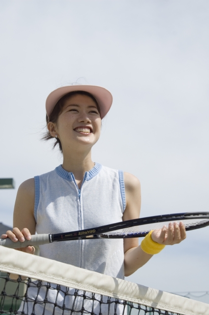 イラスト＆写真のストックフォトwaha（ワーハ）　人物、日本人、女性、30代、1人、屋外、スポーツ、テニス、笑顔、笑顔、笑い、笑う、スマイル、運動　w2-0848bv