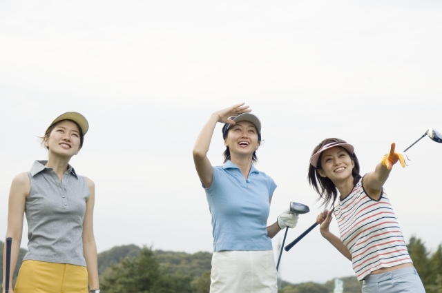イラスト＆写真のストックフォトwaha（ワーハ）　人物、日本人、女性、30代、3人、屋外、スポーツ、ゴルフ、運動　w2-0919bv