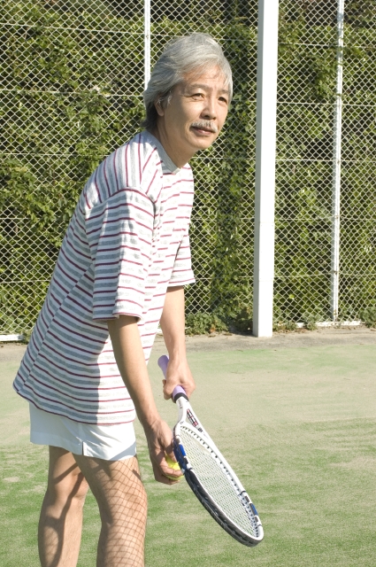 イラスト＆写真のストックフォトwaha（ワーハ）　人物、日本人、男性、シニア、1人、屋外、スポーツ、テニス、運動　w2-0952bv