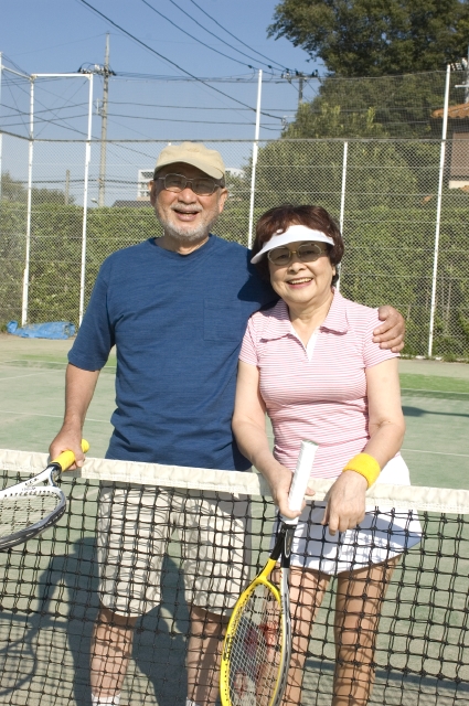 イラスト＆写真のストックフォトwaha（ワーハ）　人物、日本人、夫婦、シニア、2人、屋外、スポーツ、テニス、運動　w2-0966bv