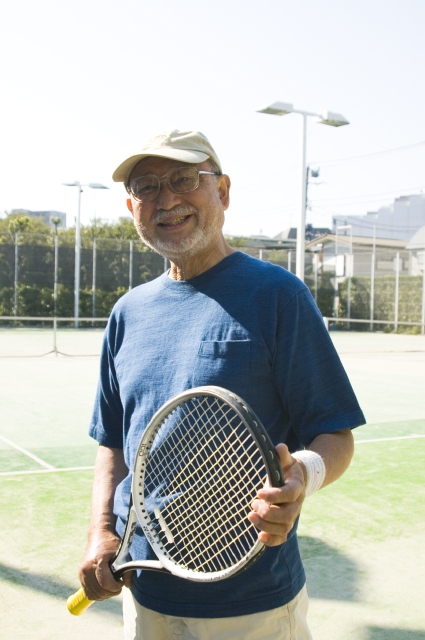 イラスト＆写真のストックフォトwaha（ワーハ）　人物、日本人、夫婦、シニア、1人、屋外、スポーツ、テニス、上半身、運動　w2-0969bv
