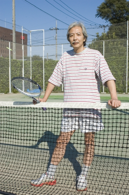 イラスト＆写真のストックフォトwaha（ワーハ）　人物、日本人、男性、シニア、1人、屋外、スポーツ、テニス、全身、運動　w2-0970bv