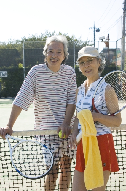 イラスト＆写真のストックフォトwaha（ワーハ）　人物、日本人、夫婦、シニア、2人、屋外、スポーツ、テニス、運動　w2-0971bv