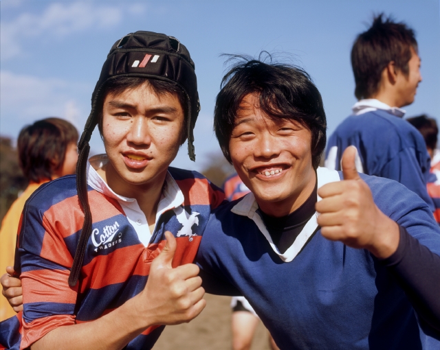 イラスト＆写真のストックフォトwaha（ワーハ）　人物、日本人、学生、10代、2人、屋外、スポーツ、部活、ラグビー、運動　w2-1025bv