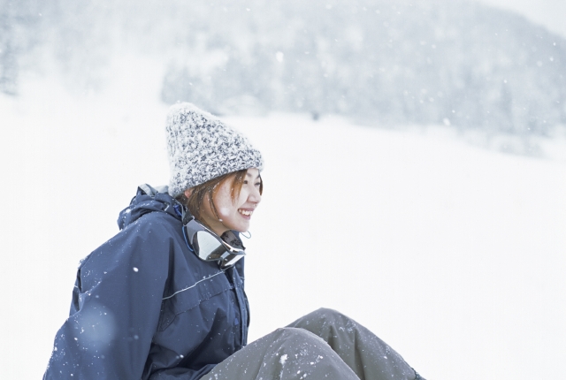 イラスト＆写真のストックフォトwaha（ワーハ）　人物、日本人、若者、女性、10代、20代、1人、屋外、冬、スポーツ、スノーボード、運動、雪、ゆき、ゲレンデ、季節、四季、ゆき、雪、スノボ　w2-1030bv