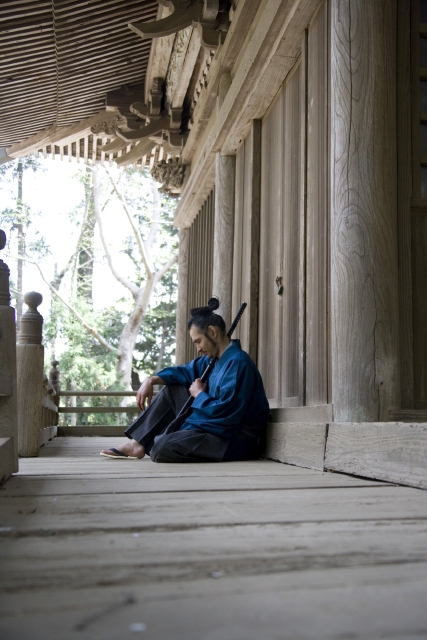 人物 日本人 男性 30代 1人 侍 屋内 屋外 和風 座る 横向き さむらい 武士 刀 日本刀 時代劇 歴史 江戸 フォト作品紹介 イラスト 写真のストックフォトwaha ワーハ