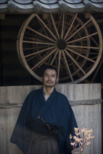 人物 日本人 男性 30代 1人 侍 屋外 和風 さむらい 武士 刀 日本刀 時代劇 歴史 江戸 フォト作品紹介 イラスト 写真のストックフォトwaha ワーハ カンプデータは無料