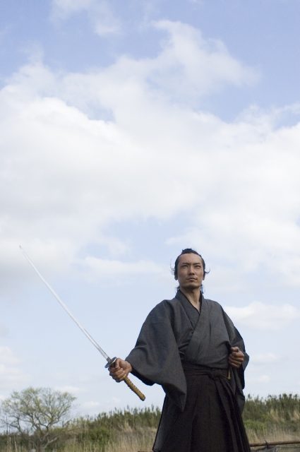 イラスト＆写真のストックフォトwaha（ワーハ）　人物、日本人、男性、30代、1人、侍、屋外、和風、さむらい、武士、刀、日本刀、時代劇、歴史、江戸　w2-1248bv