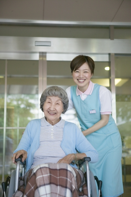 イラスト＆写真のストックフォトwaha（ワーハ）　人物、日本人、女性、シニア、職業、介護士、20代、30代、2人、屋外、老人ホーム、乗り物、車椅子、笑顔、上半身、正面、福祉、笑顔、笑い、笑う、スマイル、病院、仕事　w2-1406bv