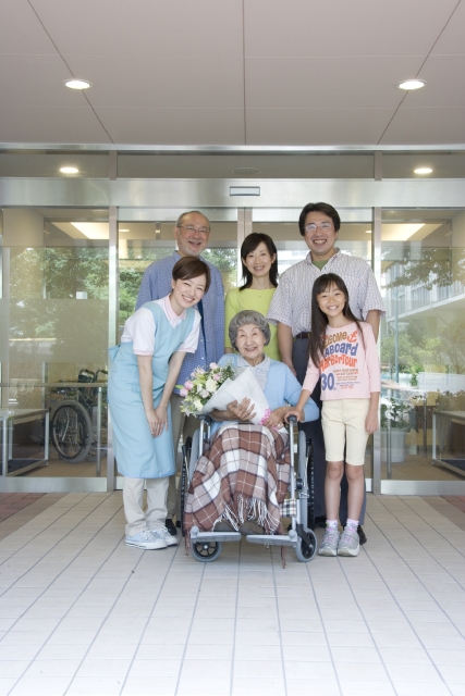 イラスト＆写真のストックフォトwaha（ワーハ）　人物、日本人、女性、家族、3世代、父、母、祖父、祖母、孫、シニア、職業、介護士、集合、20代、30代、屋外、老人ホーム、乗り物、車椅子、全身、正面、福祉、看護、看護婦、看護士、看護師、ナース、白衣、病院、仕事、看護　w2-1407bv