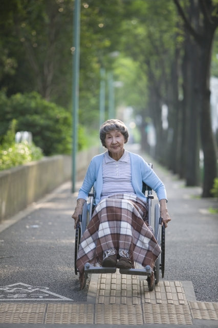 人物 日本人 女性 シニア 1人 屋外 街 町 乗り物 車椅子 全身 正面 福祉 ポートレート 仕事 フォト作品紹介 イラスト 写真のストックフォトwaha ワーハ カンプデータは無料
