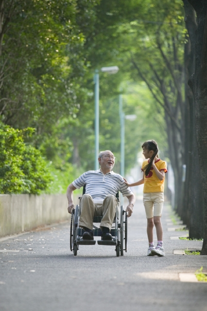 イラスト＆写真のストックフォトwaha（ワーハ）　人物、日本人、男性、家族、祖父、孫、子供、女の子、シニア、2人、屋外、街、町、歩く、乗り物、車椅子、全身、福祉、仕事　w2-1645bv