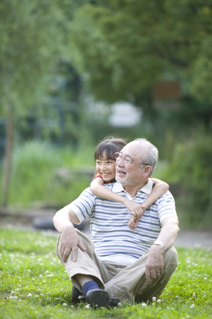 人物 日本人 家族 祖父 孫 子供 女の子 シニア 2人 屋外 公園 草原 座る あぐら 緑 笑顔 全身 笑顔 笑い 笑う スマイル フォト作品紹介 イラスト 写真のストックフォトwaha ワーハ カンプデータは無料