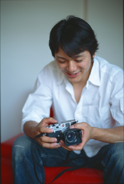 イラスト＆写真のストックフォトwaha（ワーハ）　人物、日本人、男性、20代、30代、1人、屋内、住宅、家、リビング、部屋、ソファ、座る、趣味、カメラ、上半身　w2-1671bv