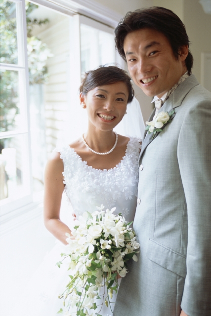 イラスト＆写真のストックフォトwaha（ワーハ）　人物、日本人、花嫁、20代、30代、2人、屋内、ブライダル、持つ、花束、ドレス、上半身　w2-1689bv