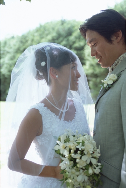 イラスト＆写真のストックフォトwaha（ワーハ）　人物、日本人、花嫁、20代、30代、2人、屋外、公園、ブライダル、持つ、花束、ドレス、横向き、上半身　w2-1692bv