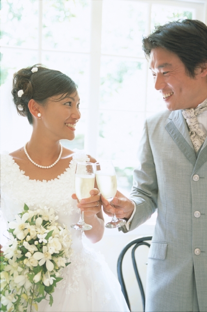 イラスト＆写真のストックフォトwaha（ワーハ）　人物、日本人、花嫁、20代、30代、2人、屋内、ブライダル、乾杯、持つ、グラス、飲み物、酒、シャンパン、花束、ドレス、上半身　w2-1696bv