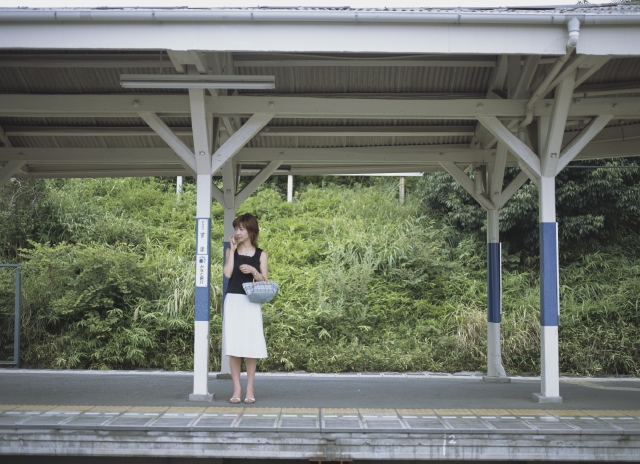 人物 日本人 女性 30代 1人 屋外 田舎 駅 携帯電話 話す 会話 全身 フォト作品紹介 イラスト 写真のストックフォトwaha ワーハ カンプデータは無料