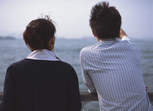 人物 日本人 男性 女性 若者 カップル 代 30代 2人 屋外 海 後ろ姿 上半身 うしろ姿 後姿 背中 フォト作品紹介 イラスト 写真のストックフォトwaha ワーハ カンプデータは無料