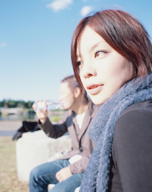 イラスト＆写真のストックフォトwaha（ワーハ）　人物、日本人、女性、若者、カップル、10代、20代、1人、2人、屋外、公園、空、青空、座る、顔、アップ　w2-1746bv