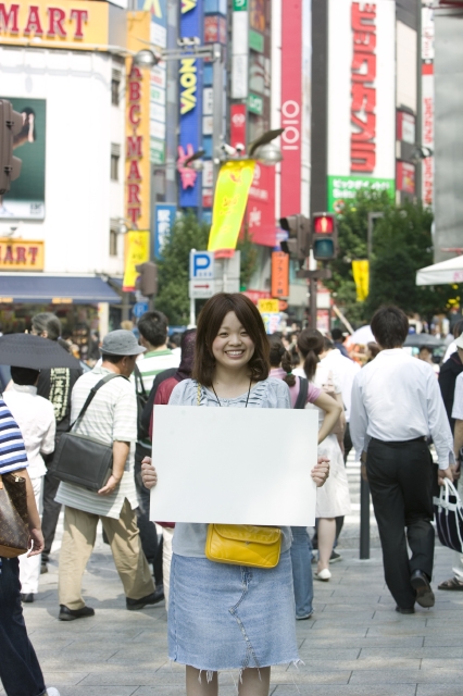 人物 日本人 女性 若者 10代 代 1人 屋外 街 雑踏 持つ 上半身 正面 ホワイトボード 街 街並み 街並 フォト作品紹介 イラスト 写真のストックフォトwaha ワーハ カンプデータは無料