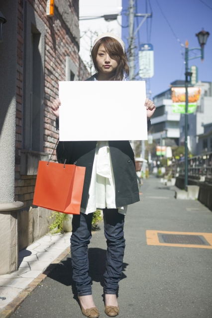 イラスト＆写真のストックフォトwaha（ワーハ）　人物、日本人、女性、若者、20代、1人、屋外、街、持つ、ショッピング、全身、正面、ホワイトボード、街、街並み、街並　w2-1804b