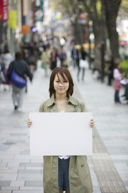 人物 日本人 女性 若者 代 1人 屋外 街 雑踏 持つ 上半身 正面 ホワイトボード 街 街並み 街並 フォト作品紹介 イラスト 写真のストックフォトwaha ワーハ カンプデータは無料