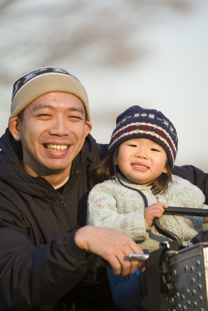 イラスト＆写真のストックフォトwaha（ワーハ）　人物、日本人、家族、父、娘、子供、女の子、親子、2人、30代、屋外、乗り物、自転車、帽子、笑顔、顔、正面、アップ、笑顔、笑い、笑う、スマイル　w2-1854b